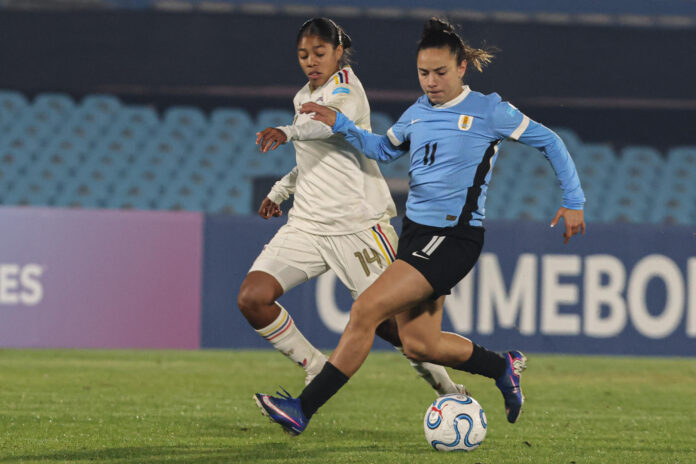 Esperanza Pizarro, de Uruguay, disputa un balón con Raiderlin Carrasco, de Venezuela, en un partido de la Liga de Naciones entre Uruguay y Venezuela en el estadio Centenario en Montevideo (Uruguay). EFE/ Gastón Britos
