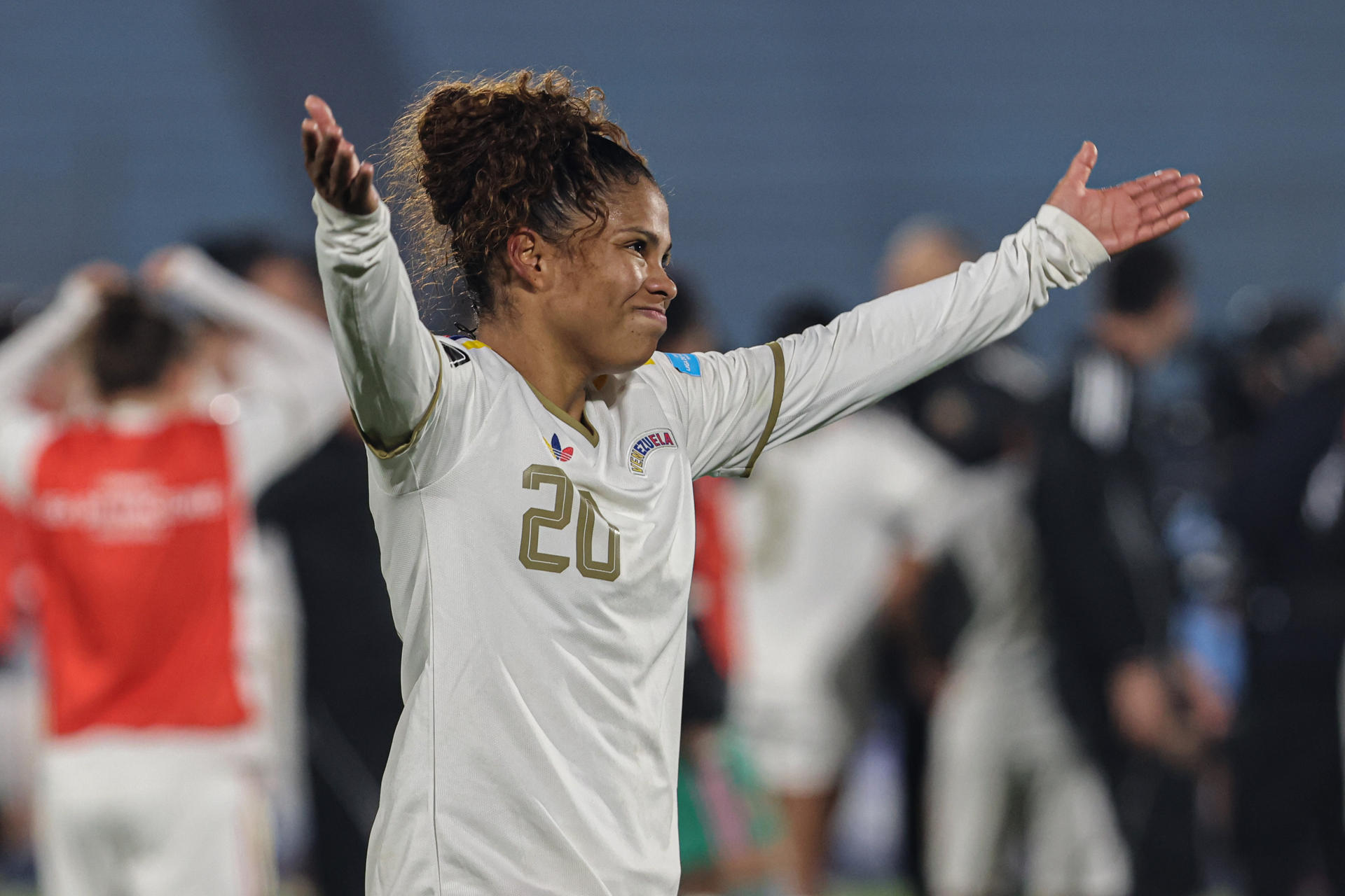 Dayana Rodríguez, de Venezuela, celebran tras el partido de la Liga de Naciones entre Uruguay y Venezuela en el estadio Centenario en Montevideo (Uruguay). EFE/ Gastón Britos