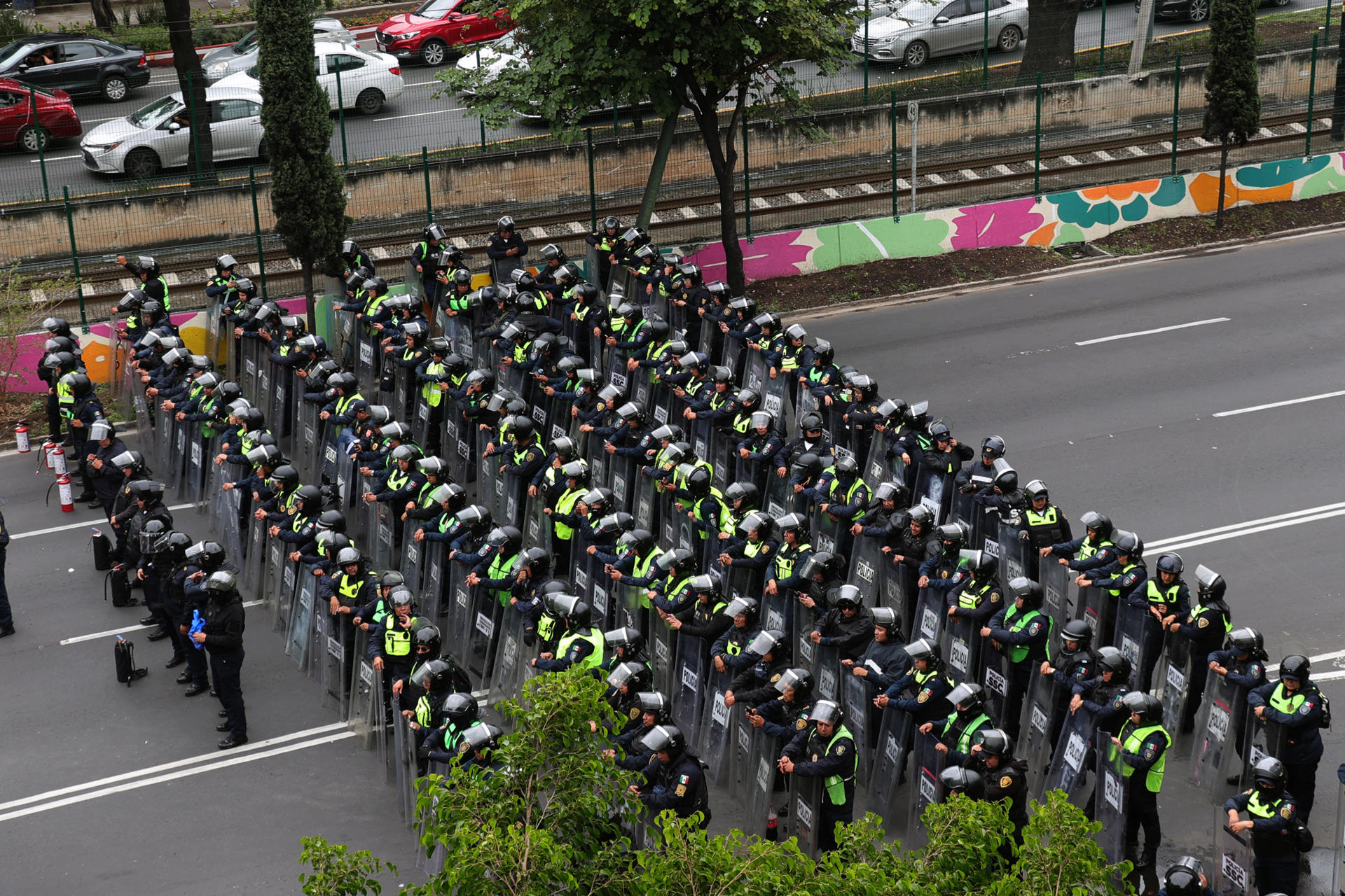 Policías custodian una vía este martes, en Ciudad de México (México). EFE/ Madla Hartz

