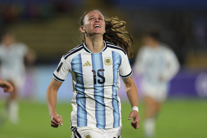 Florencia Bonsegundo, de Argentina, celebra un gol en un partido de la Liga de Naciones entre Ecuador y Argentina en el estadio Atahualpa de Quito (Ecuador). EFE/ José Jácome
