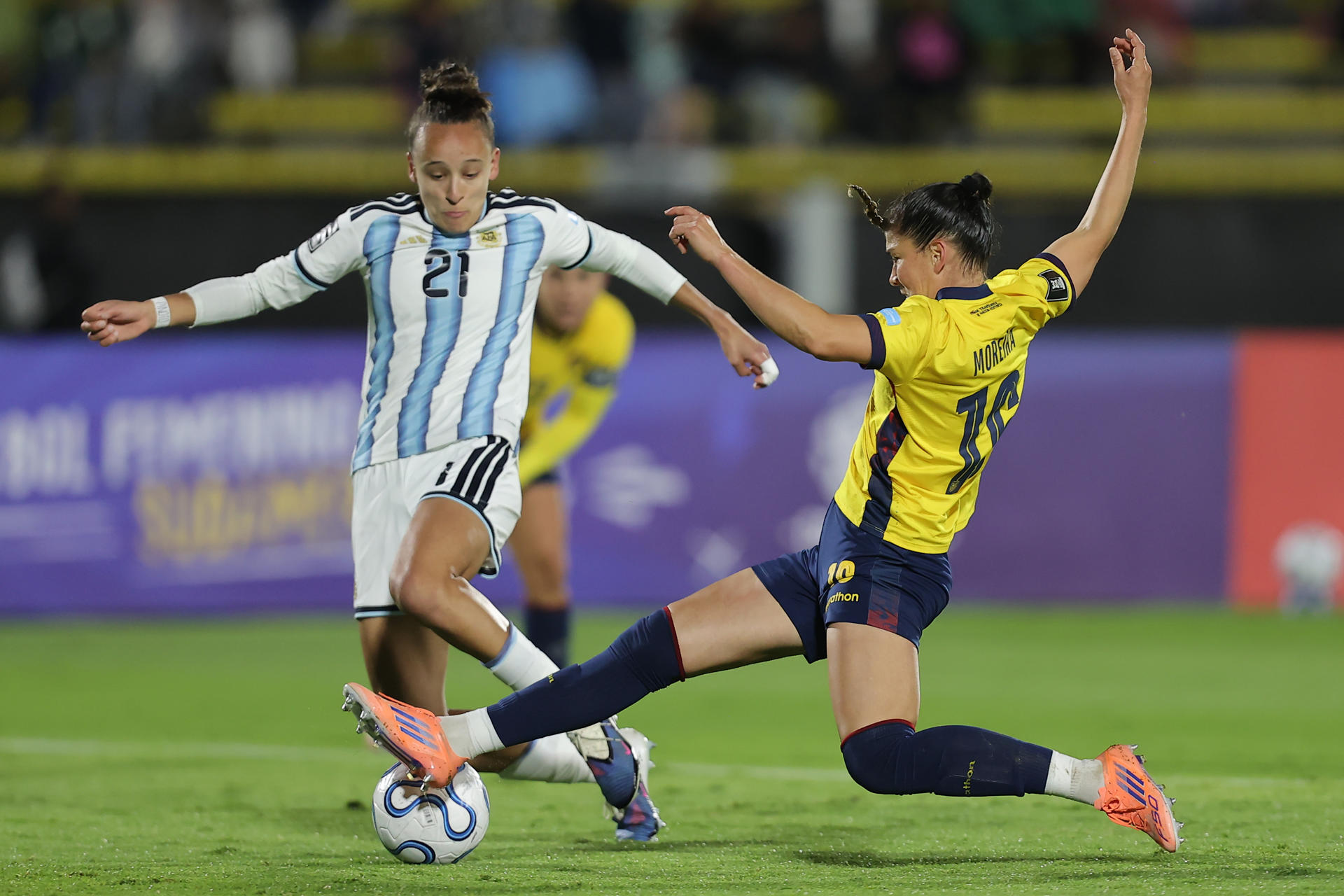 Ligia Moreira (d), de Ecuador, disputa el balón con Paulina Gramaglia, de Argentina, en un partido de la Liga de Naciones en el estadio Atahualpa de Quito (Ecuador). EFE/ José Jácome