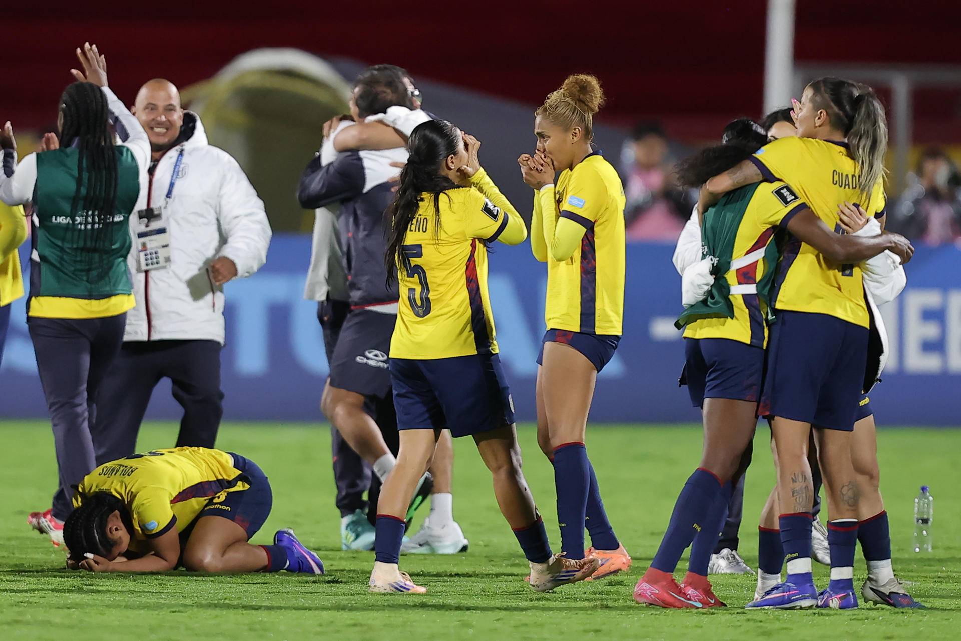 Jugadoras de Ecuador reaccionan al finalizar un partido de la Liga de Naciones contra Argentina en el estadio Atahualpa de Quito (Ecuador). EFE/ José Jácome