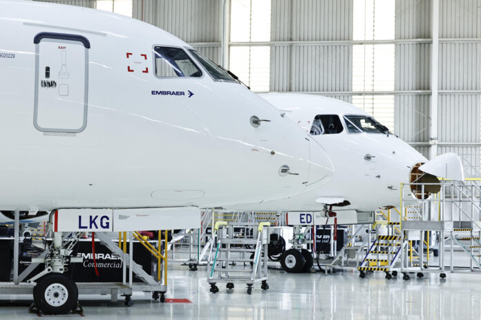 Fotografía que muestra aviones E195-E2 del fabricante brasileño Embraer este martes, en la sede de la empresa en São José dos Campos (Brasil). EFE/ André Coelho
