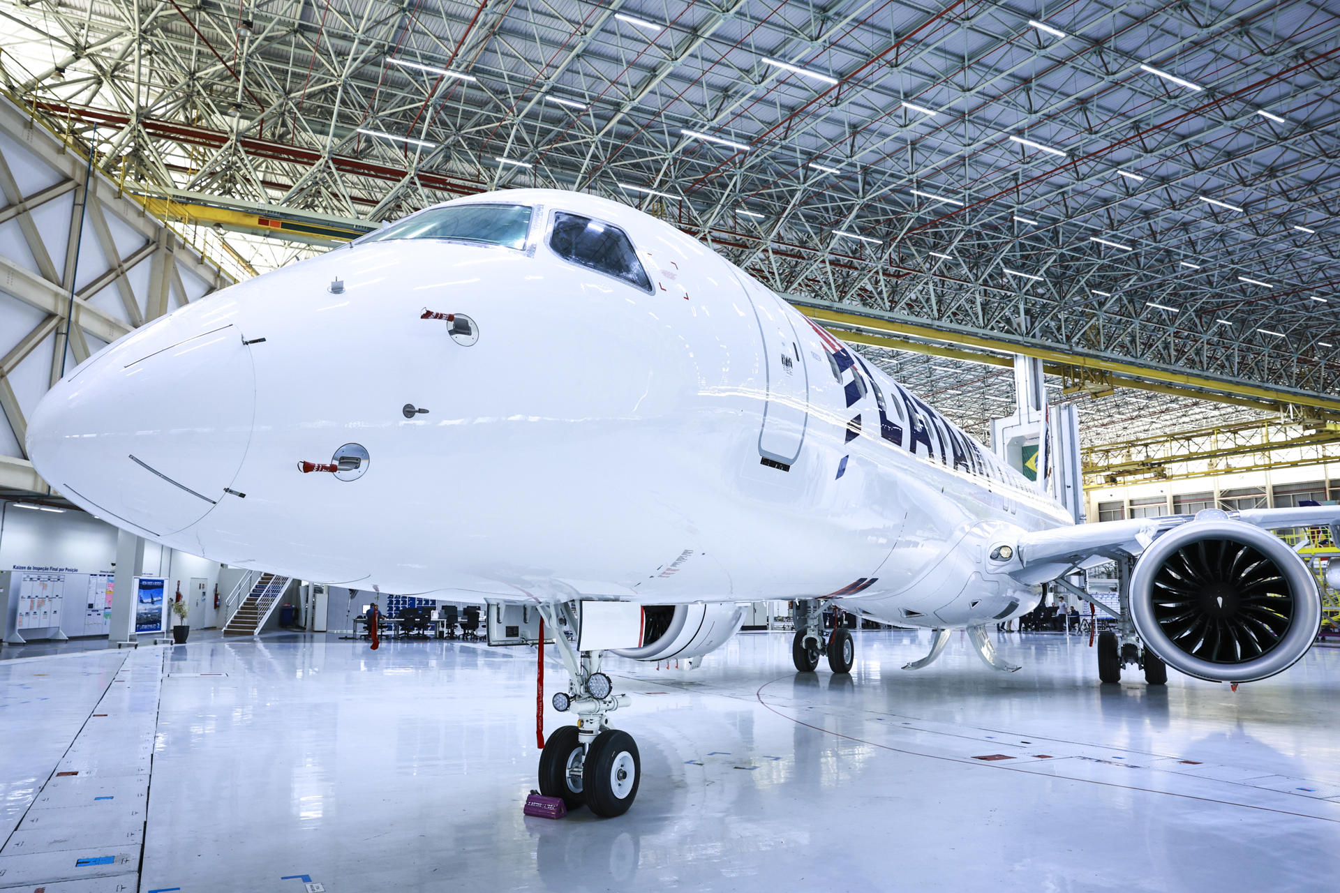 Fotografía que muestra un avión E195-E2 del fabricante brasileño Embraer este martes, en la sede de la empresa en São José dos Campos (Brasil). EFE/ André Coelho
