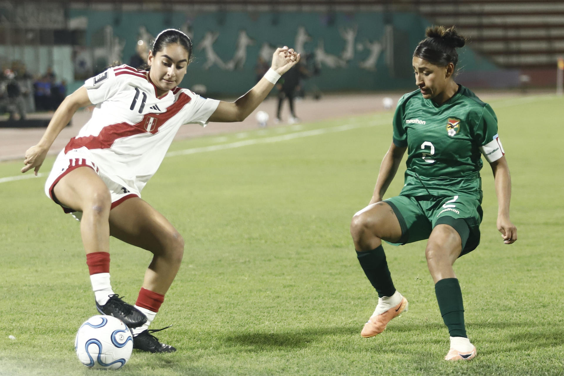 C. Cox (i) de Perú disputa el balón con Karen Rodríguez de Bolivia este martes en un partido de la Liga de Naciones en el estadio Miguel Grau en Callao (Perú). EFE/ Sebastián Blanco Salazar
