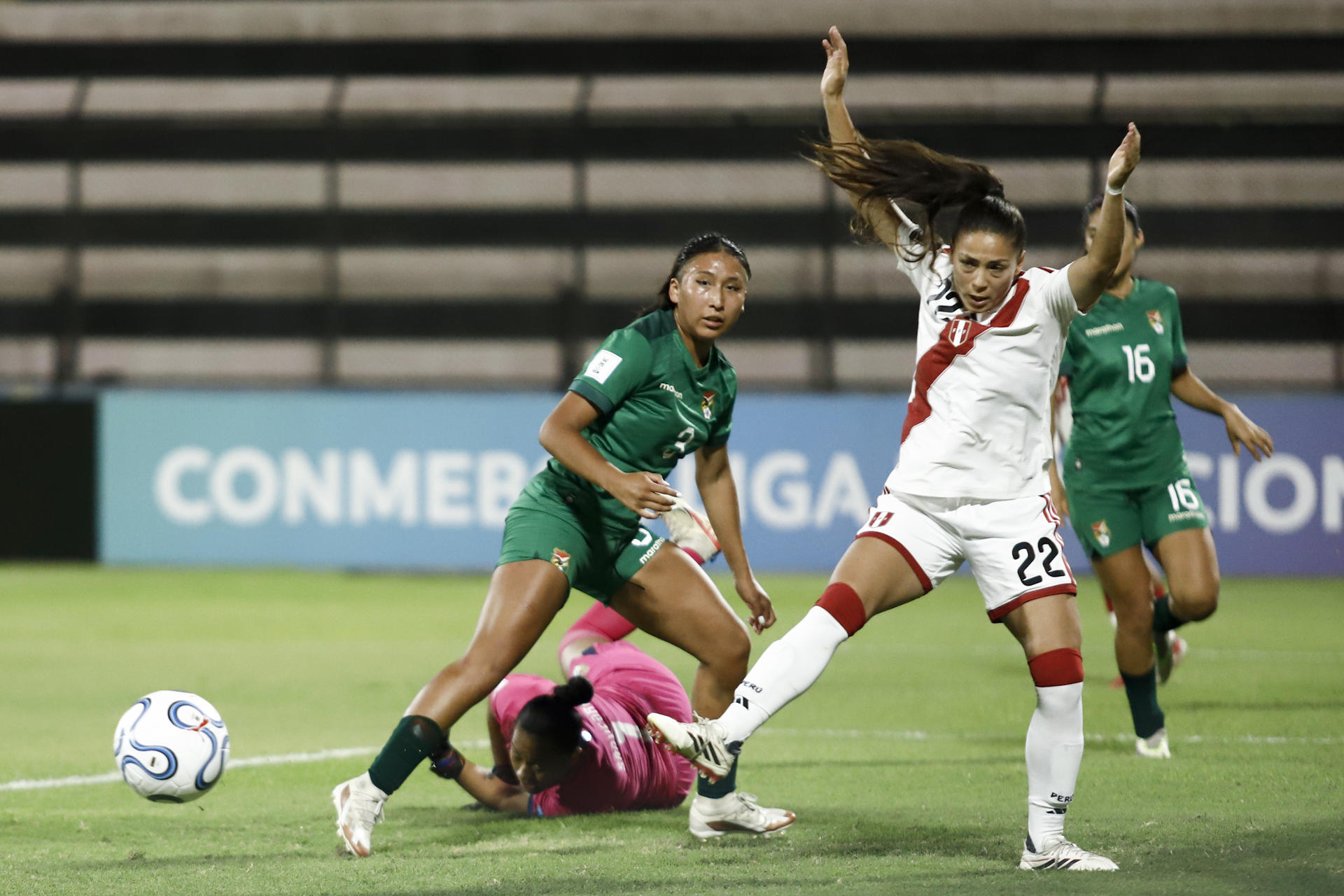 Alesia Garcia (d) de Perú disputa el balón con Issela Plata de Bolivia este martes en un partido de la Liga de Naciones en el estadio Miguel Grau en Callao (Perú). EFE/ Sebastián Blanco Salazar

