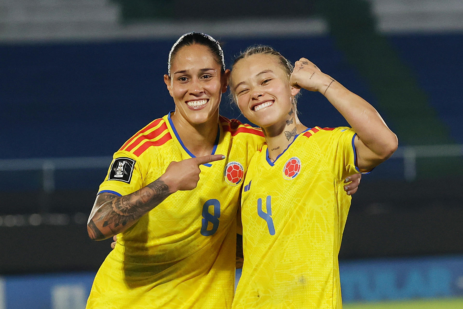 Las colombianas Marcela Restrepo (i) y Ana María Guzmán celebran un gol este martes en un partido de la Liga de Naciones ante Paraguay en el estadio Defensores del Chaco, en Asunción. EFE/Juan Pablo Pino
