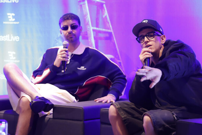 Los cantantes Justin Quiles (i) habla junto a Lenny Tavárez en una rueda de prensa este martes, en Bogotá (Colombia). EFE/ Mauricio Dueñas Castañeda
