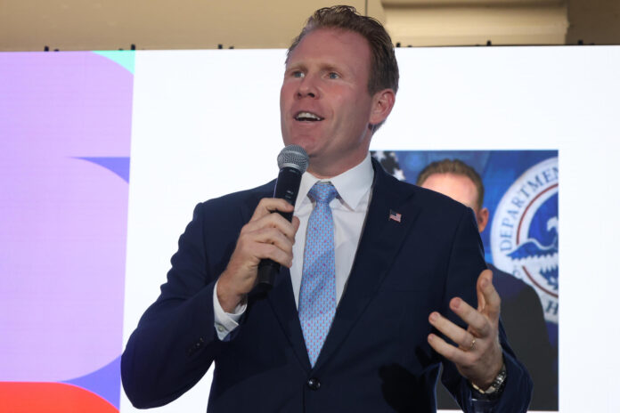 Fotografía de archivo del director del Grupo de Trabajo de la Casa Blanca para el Mundial, Andrew Giuliani, quien este martes atribuyó a una 