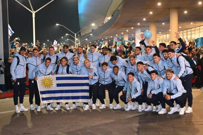 Jugadores de Uruguay posan durante la despedida a la selección en el Aeropuerto de Carrasco en Montevideo (Uruguay). EFE/ Federico Gutiérrez
