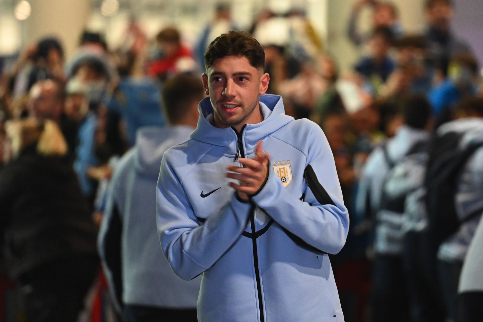 Federico Valverde, de Uruguay, reacciona durante la despedida a la selección en el Aeropuerto de Carrasco en Montevideo (Uruguay). EFE/ Federico Gutiérrez