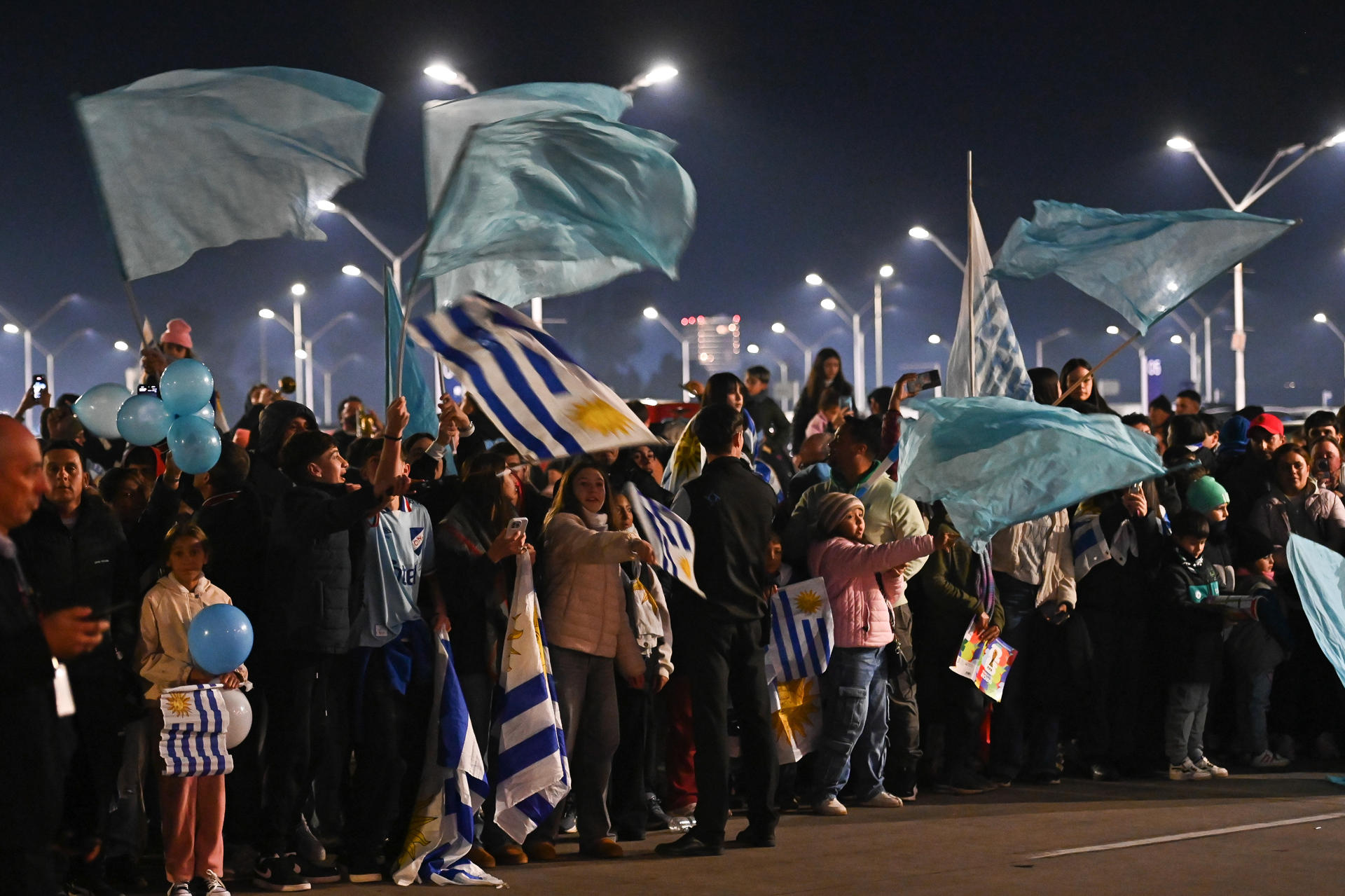 Aficionados de Uruguay animan durante la despedida a la selección en el Aeropuerto de Carrasco en Montevideo (Uruguay). EFE/ Federico Gutiérrez