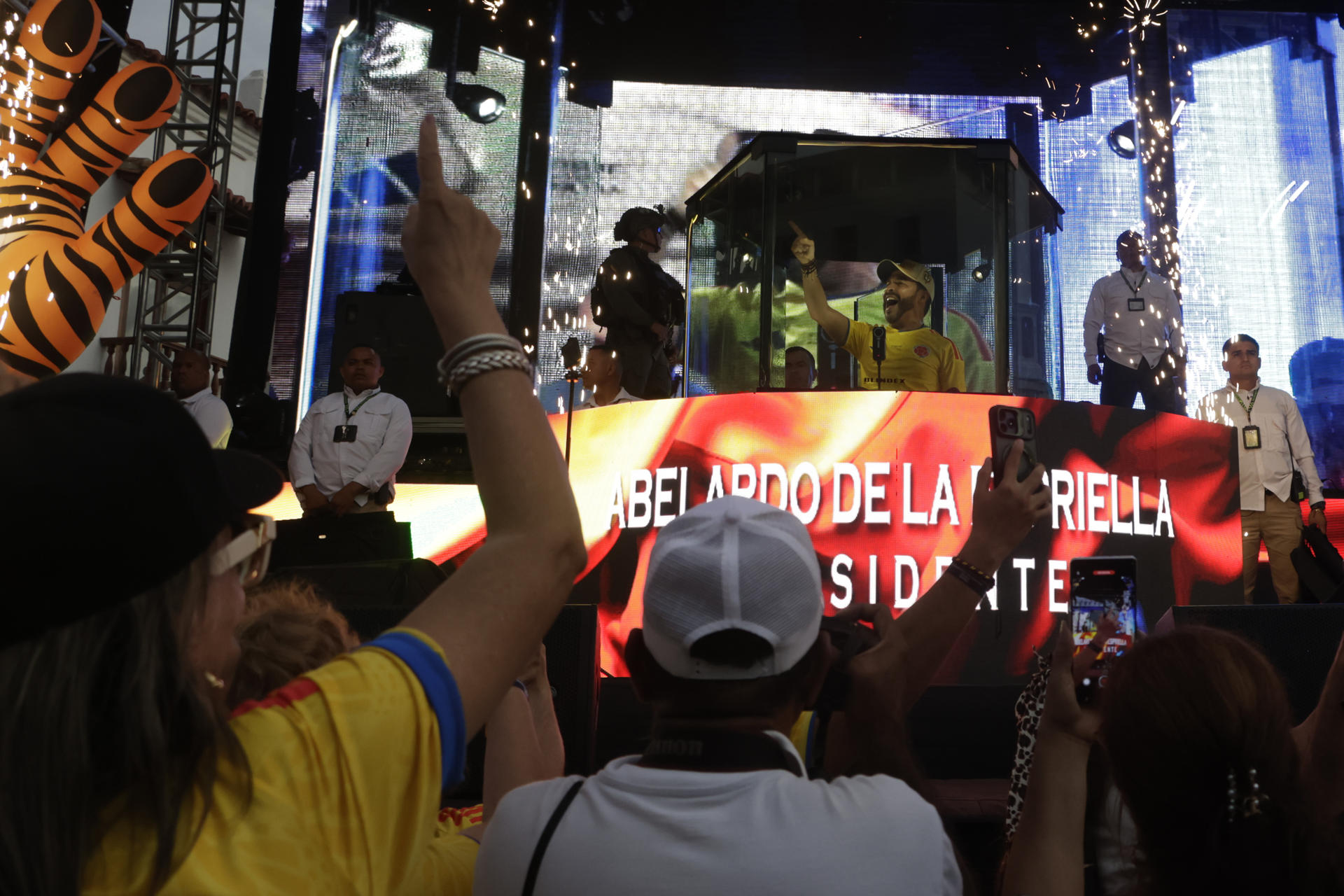 Seguidores del candidato colombiano ultraderechista Abelardo de la Espriella asisten a un acto de campaña en Cartagena (Colombia). EFE/ Ricardo Maldonado Rozo