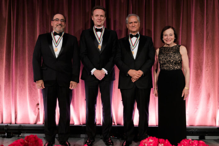 Fotografía cedida por Americas Society que muestra desde la izquierda; al presidente ejecutivo de CAF (Banco de Desarrollo de América Latina y el Caribe), Sergio Díaz-Granados; al consejero delegado de Iberdrola, Pedro Azagra; al fundador y presidente ejecutivo del Grupo CIE y de OCESA (Organización de Conciertos y Espectáculos), Alejandro Soberón, y a la presidenta y directora ejecutiva de Americas Society, Susan Segal, posando durante una ceremonia de premiación en Nueva York (EE.UU.). EFE/ Paula Abreu Pita/ Americas Society
