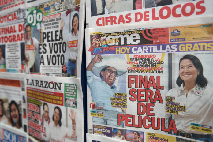 Fotografía de archivo que muestra portadas de distintos diarios en Lima (Perú). EFE/ Paolo Aguilar
