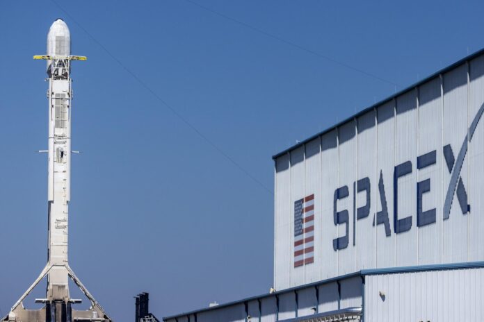 El módulo lunar Nova-C de la NASA, parte de la misión IM-2 de Intuitive Machines, a bordo de un cohete SpaceX Falcon 9, en el Centro Espacial Kennedy en Florida (EE. UU). EFE/EPA/CRISTOBAL HERRERA-ULASHKEVICH
