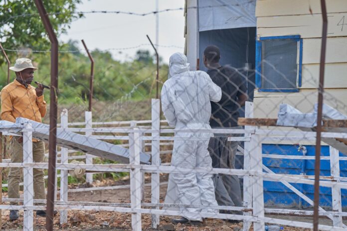 Un hombre sospechoso de estar infectado con el virus del Ébola ingresa en el Hospital Rwampara, de Rwanpara, Ituri, República Democrática del Congo, el 9 de junio de 2026. EFE/EPA/DIEUDONNE DIROLE
