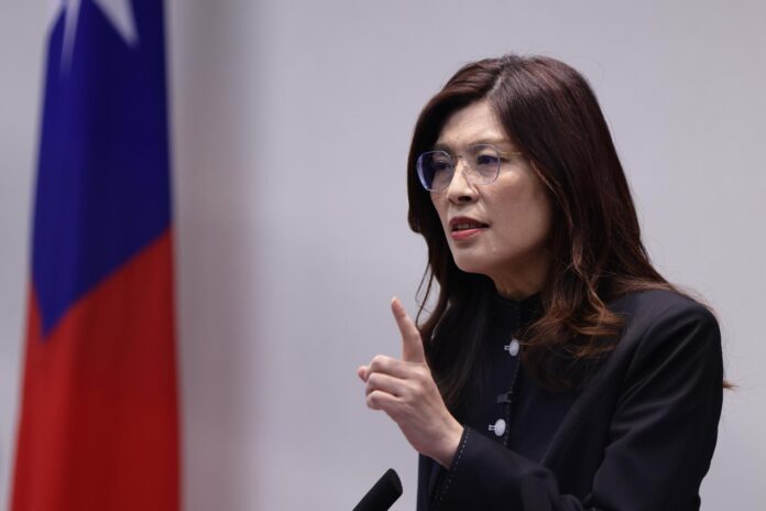 Imagen de archivo de la presidenta del principal partido de oposición de Taiwán, el Kuomintang (KMT), Cheng Li-wun, durante un discurso en la sede del partido en Taipéi, Taiwán, el 15 de abril de 2026. 
EFE/EPA/RITCHIE B. TONGO
