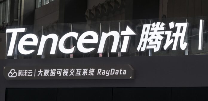 Imagen de archivo del logo de Tencent Holdings Limited en el stand de la compañía en la feria Big Data Expo en Guiyang, provincia de Guizhou, China, el 28 de mayo de 2018. 
EFE/EPA/Aleksandar Plavevski
