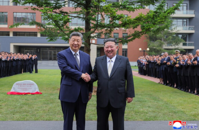 PIONYANG (COREA DEL NORTE), 10/06/2026.- Fotografía cedida por la agencia norcoreana KCNA que muestra al presidente de la República Popular China, Xi Jinping (i), posando junto al líder norcoreano, Kim Jong-un, durante una visita oficial este lunes, en Pionyang (Corea del Norte).
EFE/ Agencia Norcoreana KCNA /SOLO USO EDITORIAL/ NO VENTAS/ SOLO DISPONIBLE PARA ILUSTRAR LA NOTICIA QUE ACOMPAÑA (CRÉDITO OBLIGATORIO)
