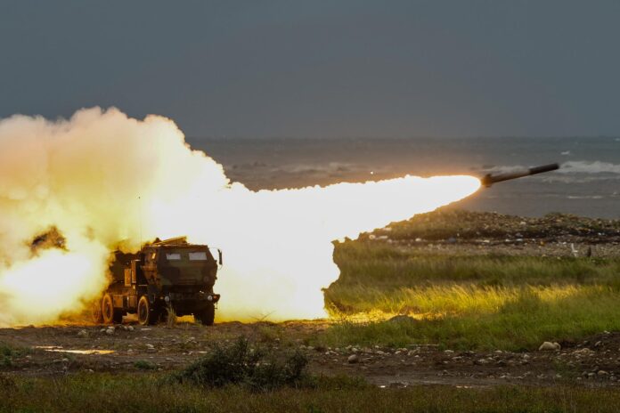 TAICHUNG (Taiwán), 10/06/2026.- El sistema HIMARS (Sistema de Cohetes de Artillería de Alta Movilidad) de fabricación estadounidense del ejército taiwanés dispara durante un ejercicio de tiro de artillería pesada y verificación de reemplazo de armas nuevas en Taichung, Taiwán, el 10 de junio de 2026. 
EFE/EPA/RITCHIE B. TONGO
