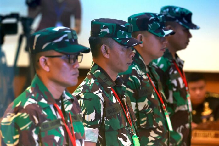 Yakarta (Indonesia), 10/06/2026.- (De izquierda a derecha) Los miembros de la inteligencia militar Edi Sudarko, Budhi Hariyanto Widhi, Nandala Dwi Prasetyo y Sami Lakka en la sala del tribunal durante la audiencia de su veredicto en el tribunal militar de Yakarta, Indonesia, el 10 de junio de 2026. 
EFE/EPA/MAST IRHAM
