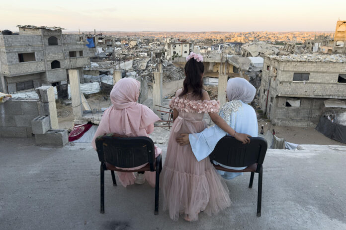 Una azotea en Yabalia (norte de Gaza) que se encuentra a apenas 500 metros de la línea amarilla, la marca hasta que la que se replegaron las tropas israelíes cuando comenzó la tregua hace ocho meses. EFE/ Ahmad Awad
