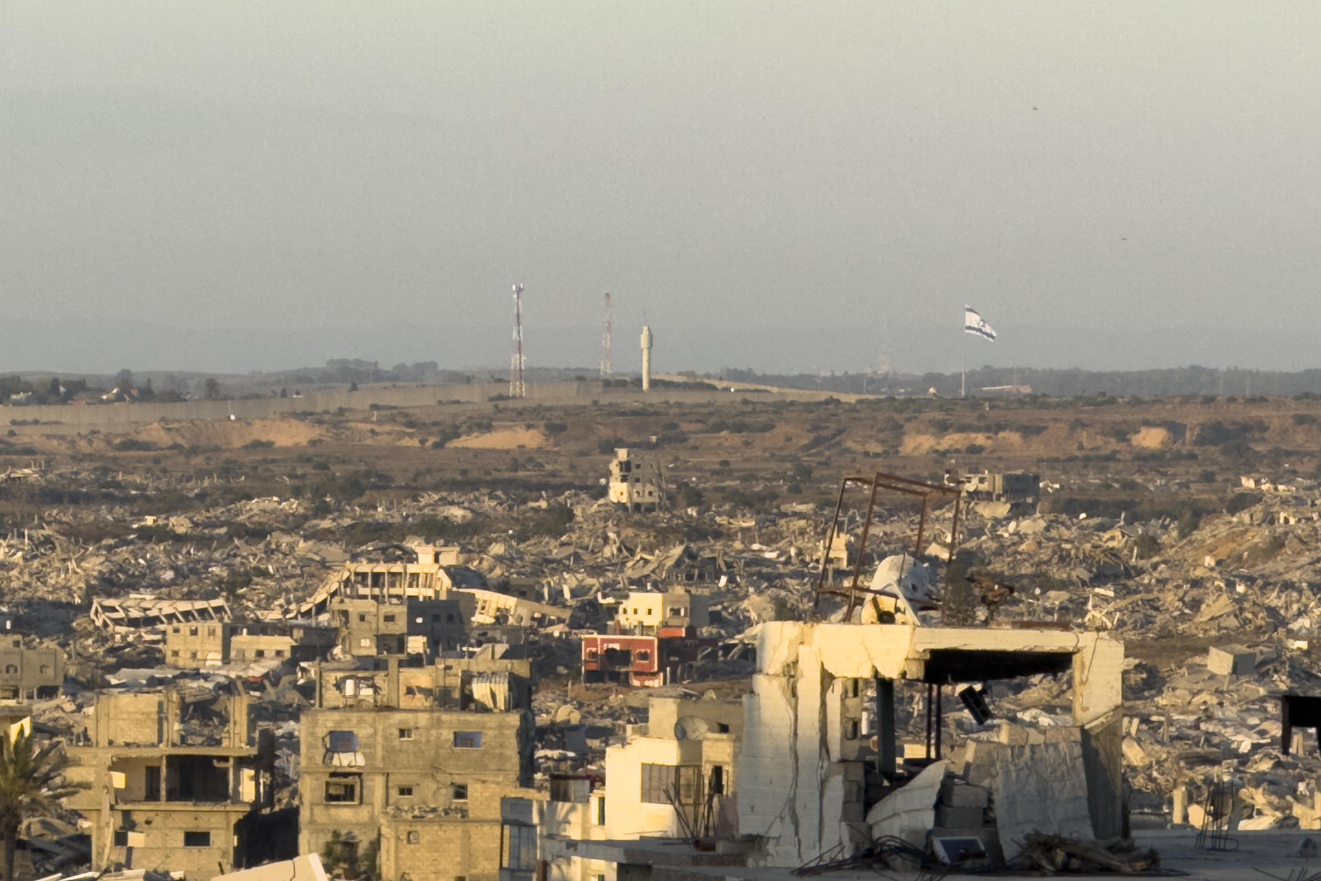 Vista desde una azotea en Yabalia (norte de Gaza) que se encuentra a apenas 500 metros de la línea amarilla, la marca hasta que la que se replegaron las tropas israelíes cuando comenzó la tregua hace ocho meses. EFE/ Ahmad Awad