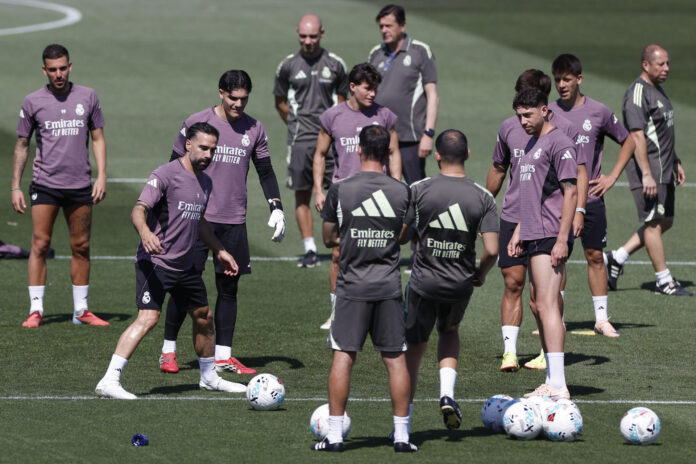 Fotografía de Javier Lizón, en la que puede verse en una imagen de archivo del pasado 22 de mayo a los jugadores del Real Madrid, durante un entrenamiento. EFE
