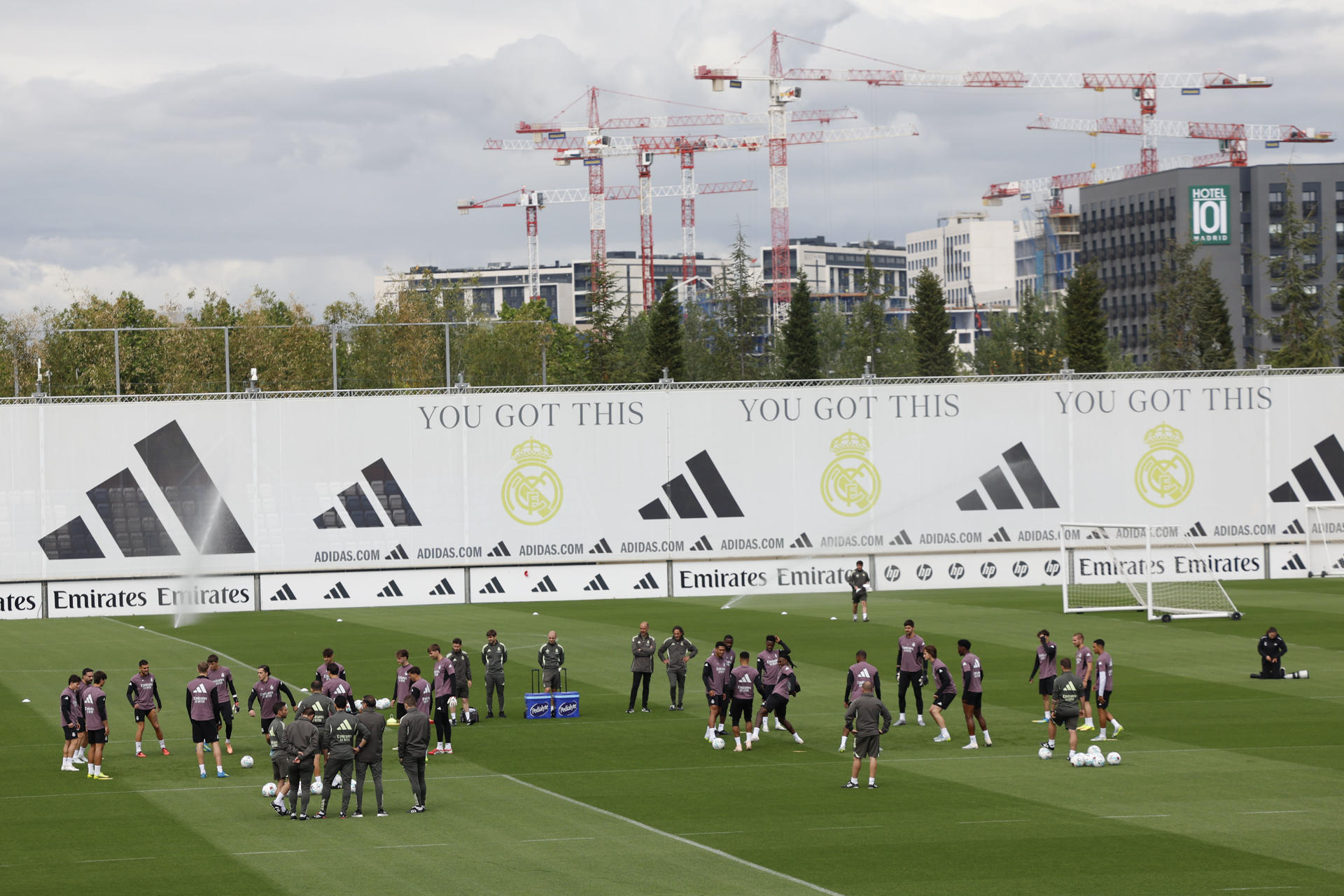 Fotografía de Mariscal, en la que puede verse en una imagen de archivo del pasado 13 de mayo a los jugadores del Real Madrid durante un entrenamiento. EFE
