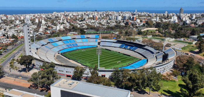 Fotografía de Santiago Carbone, en la que puede verse en una imagen del 13 de septiembre de 2022 una vista aérea del Estadio Centenario, en Montevideo. EFE
