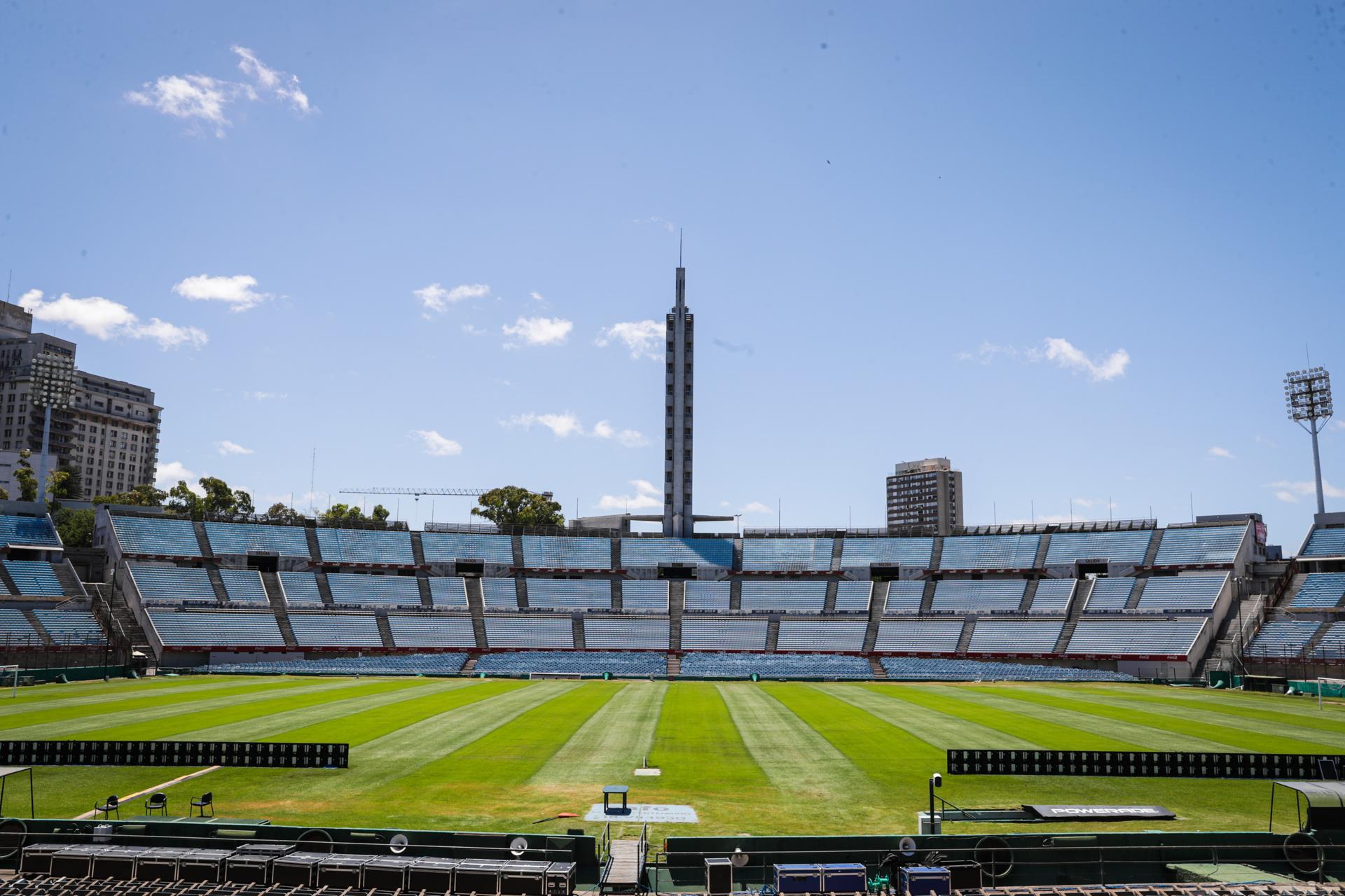Fotografía de Federico Anfitti, en la que puede verse en una imagen de archivo del 16 de noviembre de 2020 la tribuna Olímpica del estadio Centenario de Montevideo. EFE
