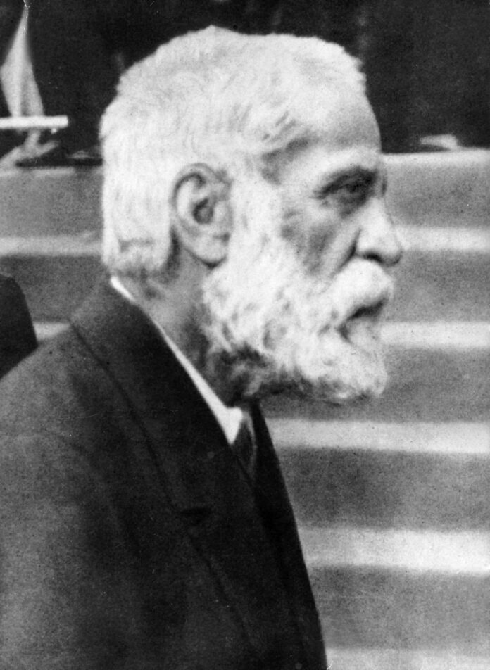 Una de las últimas fotografías del arquitecto Antonio Gaudí, tomada durante la procesión del día del Corpus Christi. EFE/Archivo
