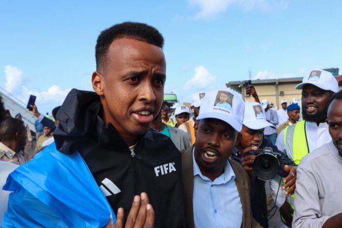 El árbitro somalí Omar Abdulkadir Artan, cuya entrada a Estados Unidos fue denegada la semana pasada cuando iba a participar en el Mundial de fútbol, fue recibido este miércoles como un héroe a su regreso a Somalia. EFE/SAID YUSUF WARSAME
