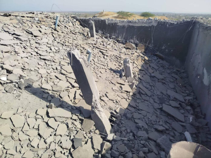 Fotografía difundida por la agencia de noticias iraní Tasnim que muestra los destrozos en un depósito de agua potable que, aseguran, fue alcanzado en un ataque estadounidense. Un ataque de Estados Unidos a dos depósitos de agua en Bimani, en el distrito de Sirik, a orillas del estrecho de Ormuz, ha dejado sin agua potable a 20.000 personas, denunció este miércoles la agencia Mizan, perteneciente a la Judicatura iraní. Estos depósitos, según la fuente, incluían un tanque de 500 metros cúbicos y otro de 2.000 que desempeñaban un papel clave en el suministro de agua potable para el sector de Bimani y la ciudad de Kuhstk. EFE/ Tasnim News - SOLO USO EDITORIAL/SOLO DISPONIBLE PARA ILUSTRAR LA NOTICIA QUE ACOMPAÑA (CRÉDITO OBLIGATORIO) -
