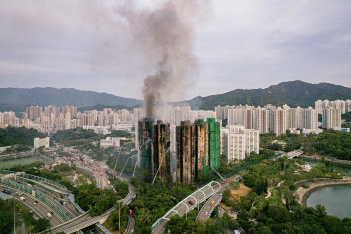 Fotografía de archivo (China), 27/11/2025.- Vista del incendio en el complejo residencial Wang Fuk Court, en Hong Kong. EFE/EPA/LEUNG MAN HEI
