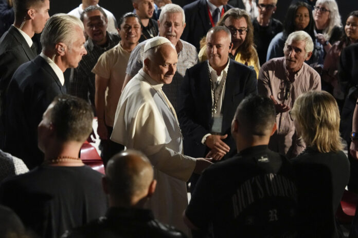 El papa León XIV saluda a varios presos a su llegada este miércoles a la prisión de Brians 1, en Sant Esteve Sesrovires (Barcelona), para reunirse con 80 reclusos de varios centros, hombres y mujeres, antes de desplazarse a la Abadía de Montserrat. EFE/Alejandro García
