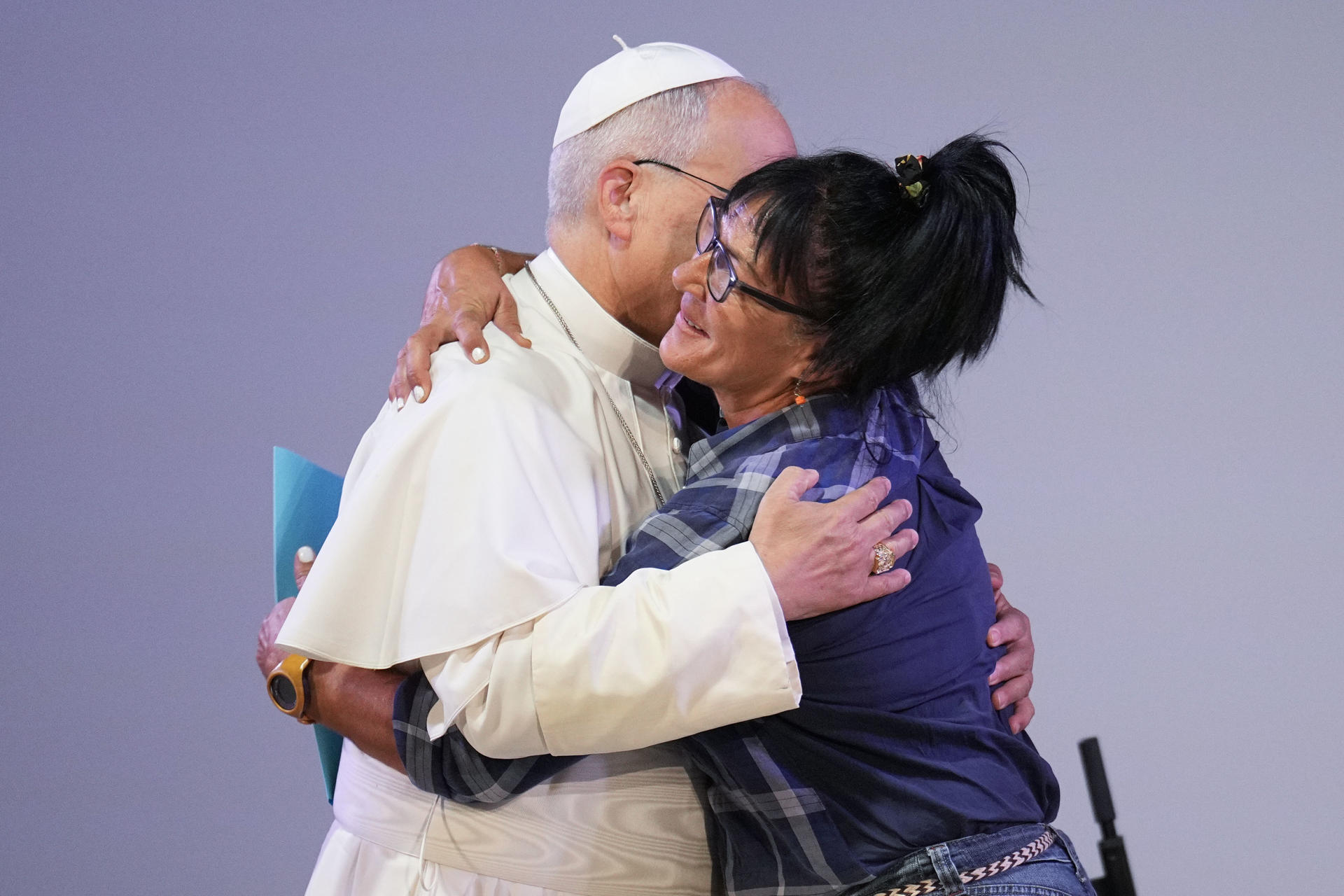 El papa León XIV recibe a una reclusa en su visita este miércoles a la prisión de Brians 1, en Sant Esteve Sesrovires (Barcelona), donde se ha reunido con 80 reclusos de varios centros, hombres y mujeres, antes de desplazarse a la Abadía de Montserrat. EFE/Alejandro García