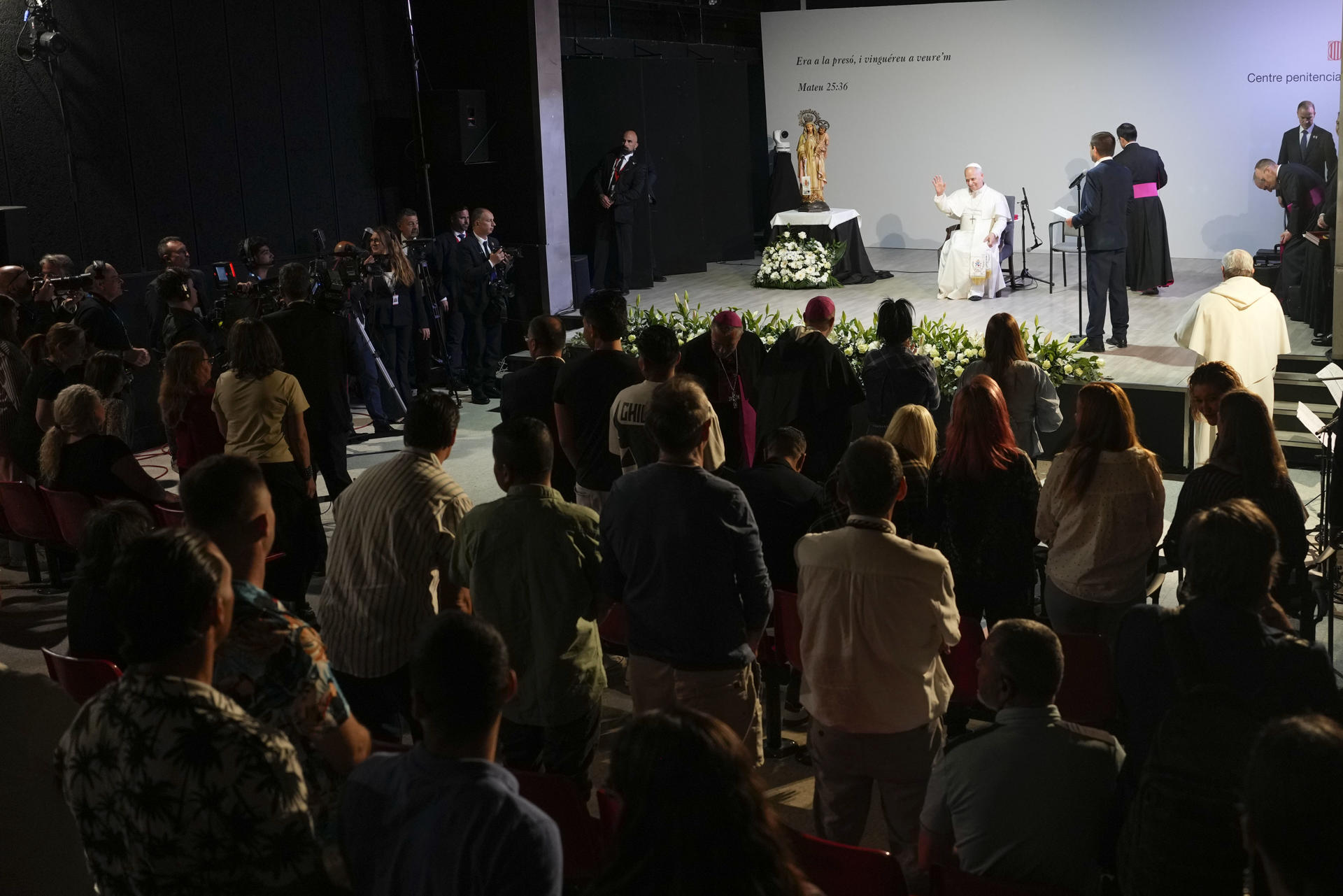 El papa León XIV este miércoles en la prisión de Brians 1, en Sant Esteve Sesrovires (Barcelona), donde se reunió con 80 reclusos de varios centros, hombres y mujeres, antes de desplazarse a la Abadía de Montserrat. EFE/Alejandro García