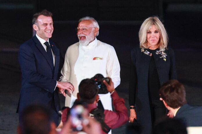 Fotografía de archivo (India), 17/02/2026.- El presidente de Francia, Emmanuel Macron (I), y el primer ministro de India, Narendra Modi, sonríen junto a la primera dama de Francia, Brigitte Macron, en Bombay. EFE/EPA/DIVYAKANT SOLANKI
