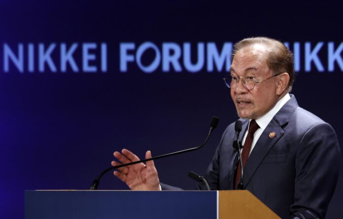 TOKYO (Japan), 10/06/2026.- El primer ministro de Malasia, Anwar Ibrahim, durante el 31 foro de Nikkei llamado 'El Futuro de Asia' en Tokio, Japón. EFE/EPA/FRANCK ROBICHON
