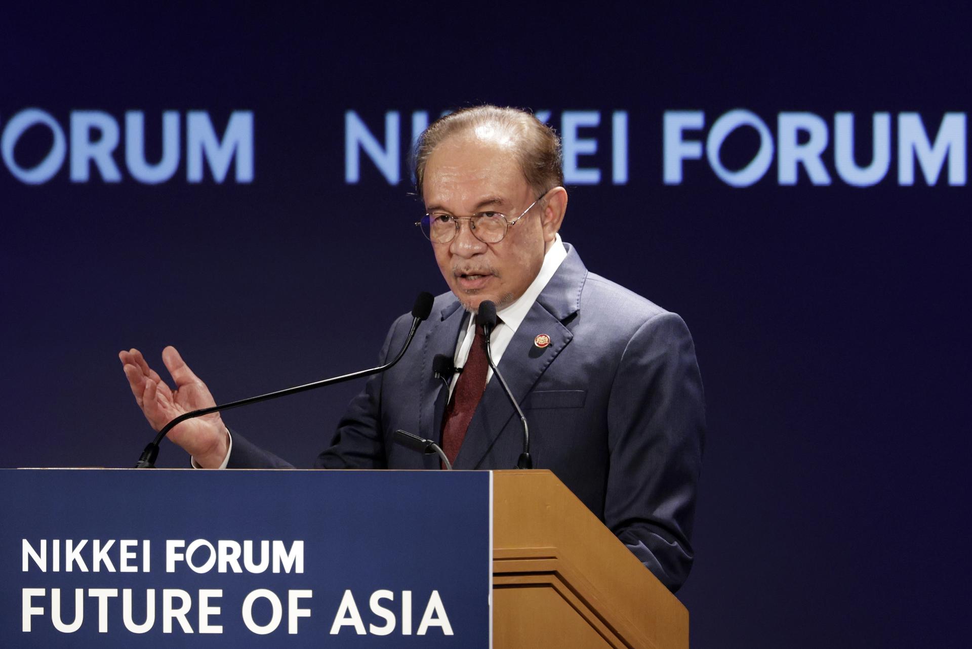 TOKYO (Japan), 10/06/2026.- El primer ministro de Malasia, Anwar Ibrahim, durante el 31 foro de Nikkei llamado 'El Futuro de Asia' en Tokio, Japón. EFE/EPA/FRANCK ROBICHON
