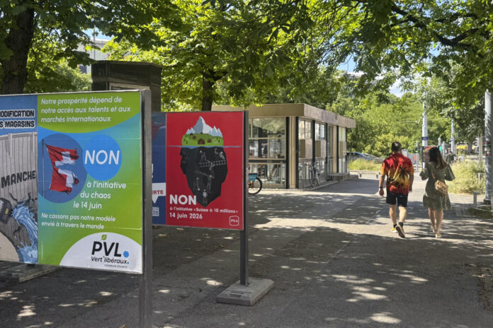 Suiza votará este domingo -por tercera vez en un referéndum- una nueva iniciativa para limitar la inmigración, que esta vez estará vinculada a que la población del país no sobrepase la barrera de los diez millones en 2050, y que en caso de ser aprobada puede deteriorar las relaciones entre Suiza y la Unión Europea. En la imagen, carteles electorales sobre esa consulta. EFE/ Antonio Broto
