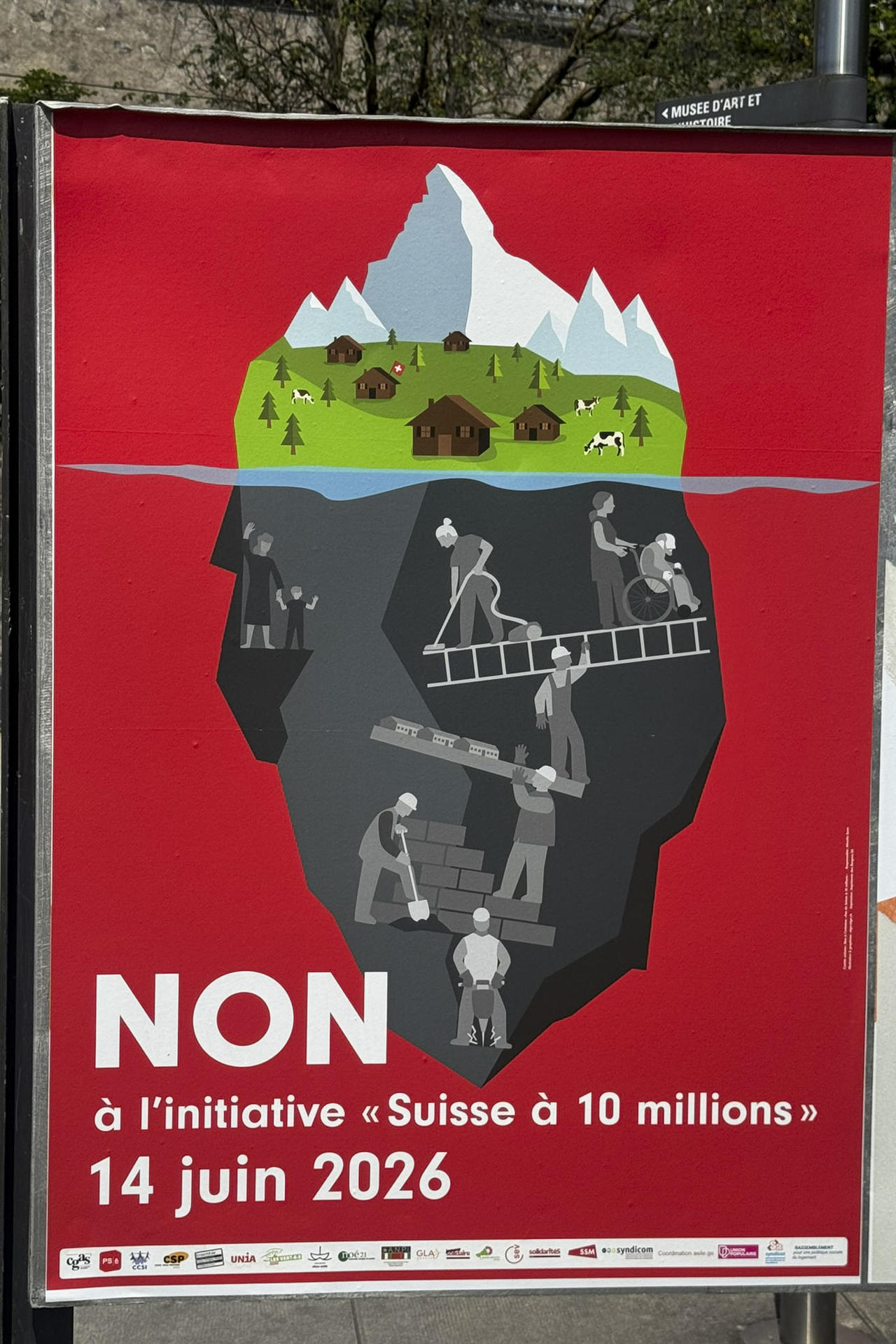 Suiza votará este domingo -por tercera vez en un referéndum- una nueva iniciativa para limitar la inmigración, que esta vez estará vinculada a que la población del país no sobrepase la barrera de los diez millones en 2050, y que en caso de ser aprobada puede deteriorar las relaciones entre Suiza y la Unión Europea. En la imagen, carteles electorales sobre esa consulta. EFE/ Antonio Broto