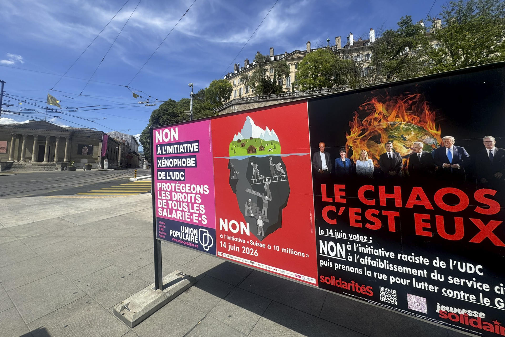 Suiza votará este domingo -por tercera vez en un referéndum- una nueva iniciativa para limitar la inmigración, que esta vez estará vinculada a que la población del país no sobrepase la barrera de los diez millones en 2050, y que en caso de ser aprobada puede deteriorar las relaciones entre Suiza y la Unión Europea. En la imagen, carteles electorales sobre esa consulta. EFE/ Antonio Broto