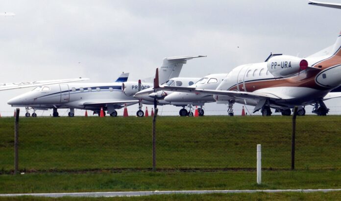 Varios aviones privados son fotografiados en un aeropuerto en una imagen de archivo. EFE/Iván Franco
