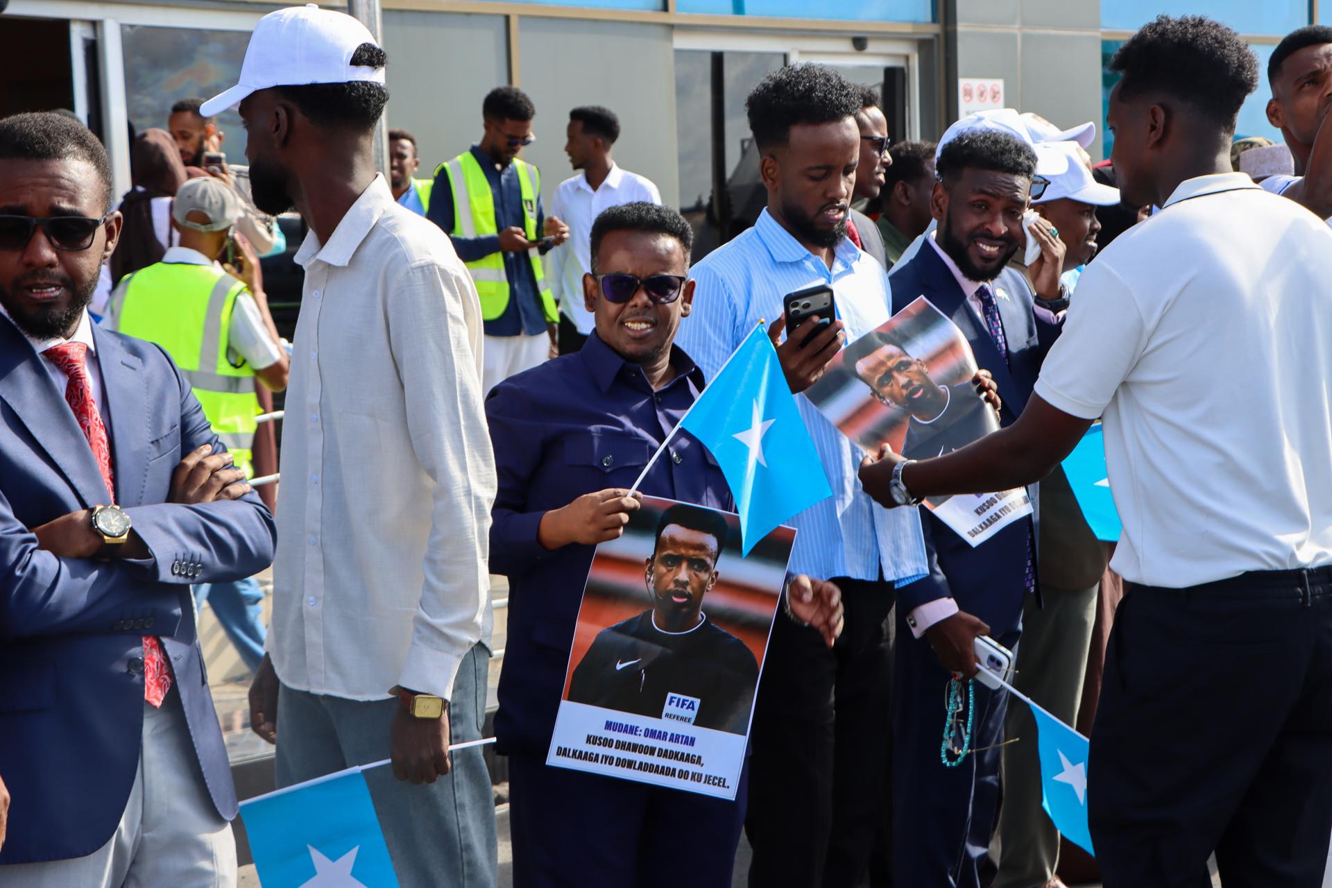 El árbitro somalí Omar Abdulkadir Artan, cuya entrada a Estados Unidos fue denegada la semana pasada cuando iba a participar en el Mundial de fútbol, fue recibido este miércoles como un héroe a su regreso a Somalia. EFE/ SAID YUSUF WARSAME
