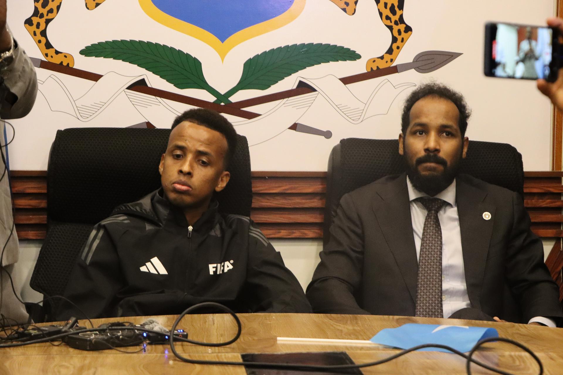 El árbitro somalí Omar Abdulkadir Artan, cuya entrada a Estados Unidos fue denegada la semana pasada cuando iba a participar en el Mundial de fútbol, fue recibido este miércoles como un héroe a su regreso a Somalia. EFE/SAID YUSUF WARSAME
