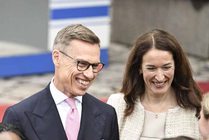 El presidente de Finlandia, Alexander Stubb (izq.), y su esposa Suzanne Innes-Stubb (dcha.), dan la bienvenida al presidente de Kenia, William Ruto, y a su esposa Rachel Ruto (ambos no fotografiados) durante su reunión en el Palacio Presidencial en Helsinki, Finlandia, este miércoles 10 de mayo de 2026. (Finlandia, Kenia) EFE/EPA/KIMMO BRANDT
