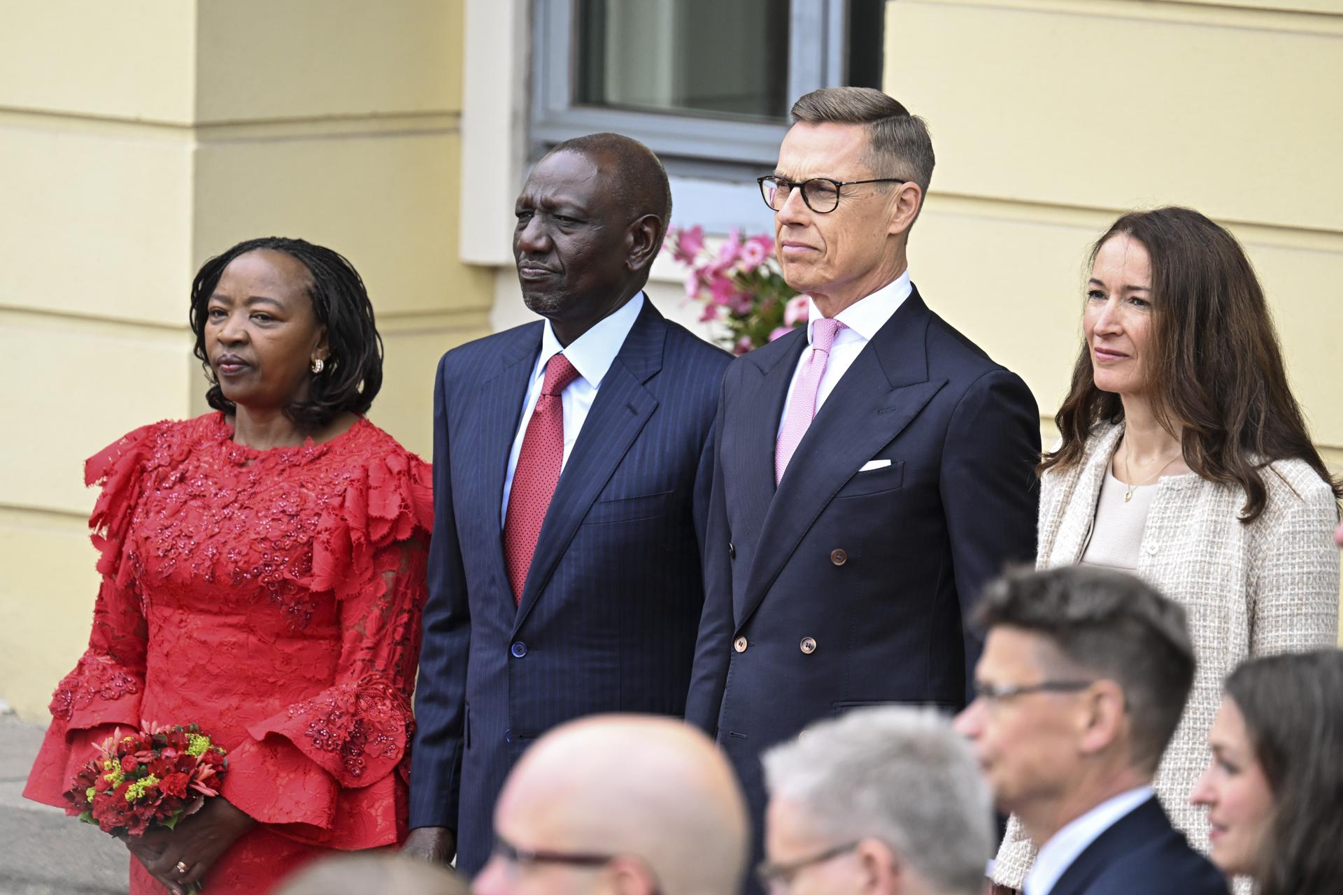 De izquierda a derecha, la esposa del presidente de Kenia, Rachel Ruto, el mandatario keniano,William Ruto, el presidente de Finlandia, Alexander Stubb, y su esposa Suzanne Innes-Stubb, posan antes de la reunión entre ambos dirigentes en el Palacio Presidencial en Helsinki, Finlandia, este miércoles 10 de mayo de 2026. (Finlandia, Kenia) EFE/EPA/KIMMO BRANDT
